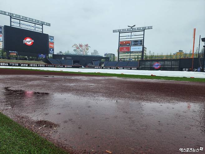 한화와 LG는 1일 대전한화생명볼파크에서 '2025 신한 SOL Bank KBO 리그' 정규시즌 여섯 번째 맞대결을 펼칠 예정이다. 현재 많은 양의 비가 그라운드를 적시고 있다. 대전, 박정현 기자