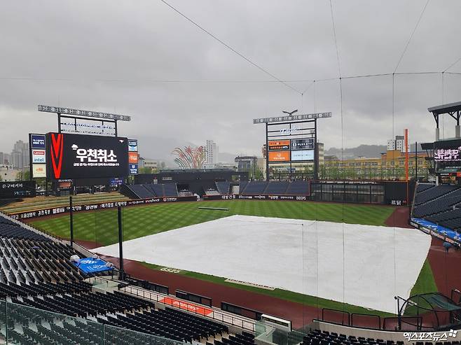한화와 LG는 1일 대전한화생명볼파크에서 '2025 신한 SOL Bank KBO 리그' 정규시즌 여섯 번째 맞대결을 펼칠 예정이었으나 이 경기는 많은 양의 비로 우천 취소됐다. 대전, 박정현 기자