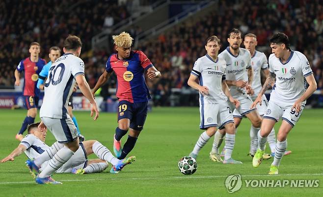 바르셀로나 라민 야말(19번)이 인터밀란 수비진 사이에서 돌파를 시도하고 있다. [로이터=연합뉴스]