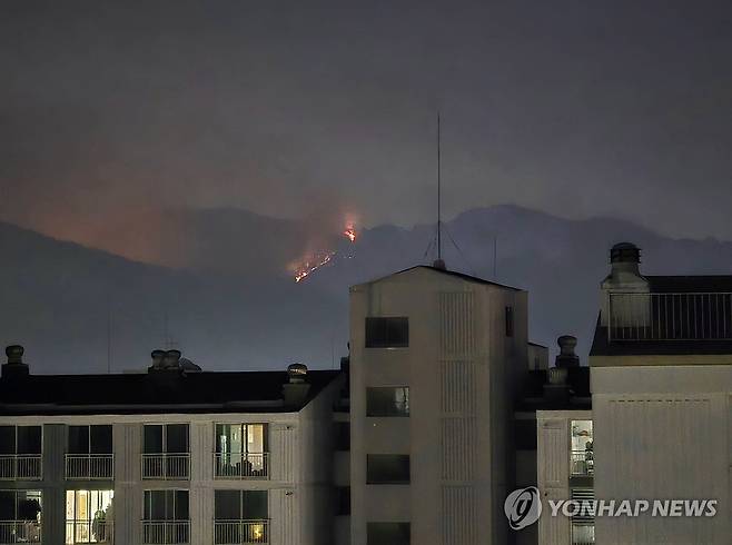 재발화한 대구 산불 (대구=연합뉴스) 지난 29일 진화된 대구 북구 함지산 산불이 재발화한 가운데 30일 오후 북구 학정동에서 함지산 산불이 관측되고 있다. 2025.5.1 [독자제공. 재판매 및 DB금지] psjpsj@yna.co.kr