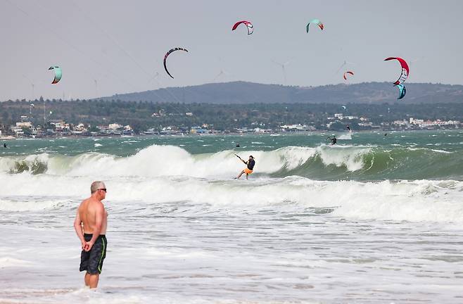 무이네 해변의 카이트 서퍼들 [사진/임헌정 기자]