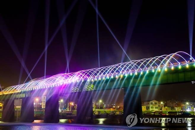 강릉 월화교 분수조명 가동 [연합뉴스 자료사진]