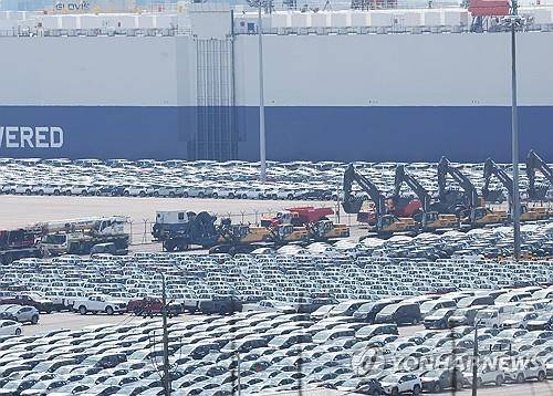 수출 기다리는 자동차 [연합뉴스 자료사진]