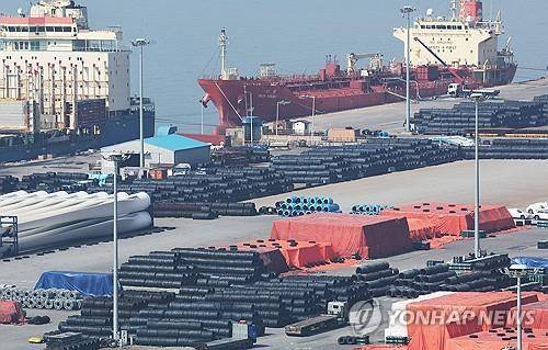 수출 기다리는 철강 제품들 [연합뉴스 자료사진]