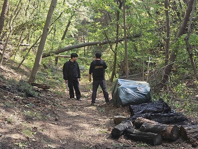 산불 원인 조사하는 산림청 국립산림과학원 관계자들 (대구=연합뉴스) 김선형 기자 = 지난달 29일 산림청 국립산림과학원 관계자들이 함지산에서 산불 원인을 조사하고 있다. 2025.5.1 sunhyung@yna.co.kr
