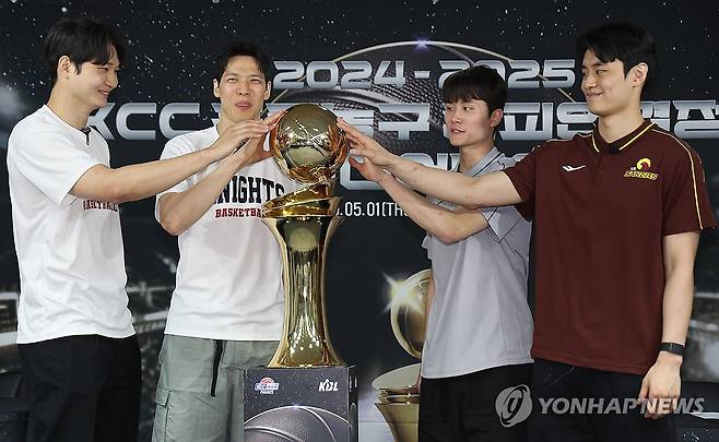 프로농구 챔피언결정전 미디어데이 기념촬영하는 선수들 (서울=연합뉴스) 김성민 기자 = 1일 서울 강남구 KBL센터에서 열린 '2024-2025 KCC 프로농구 챔피언결정전 미디어데이'에서 서울 SK 나이츠와 창원 LG 세이커스 선수들이 기념촬영을 하고 있다. 왼쪽부터 왼쪽부터 서울 SK 안영준, 김선형, 창원 LG 양준석, 유기상. 2025.5.1 ksm7976@yna.co.kr