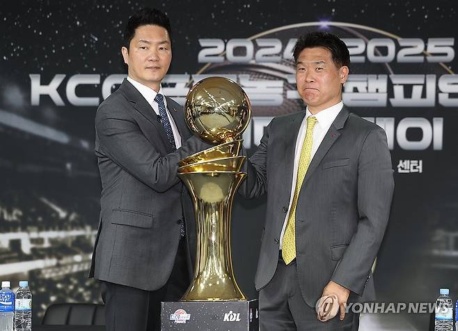 프로농구 챔피언결정전 미디어데이 기념촬영하는 감독들 (서울=연합뉴스) 김성민 기자 = 서울 SK 나이츠 전희철 감독(왼쪽)과 창원 LG 세이커스 조상현 감독이 1일 서울 강남구 KBL센터에서 열린 '2024-2025 KCC 프로농구 챔피언결정전 미디어데이'에서 기념촬영을 하고 있다. 2025.5.1 ksm7976@yna.co.kr