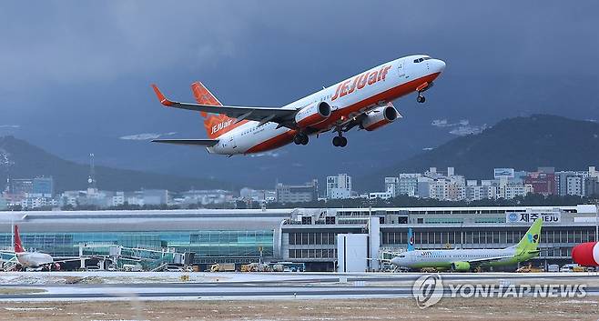제주공항서 이륙하는 항공기 [연합뉴스 자료사진]