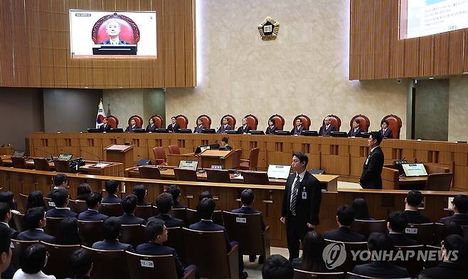 대법원, 민주당 이재명 후보 선거법 상고심 선고 (서울=연합뉴스) 조희대 대법원장을 비롯한 대법관들이 1일 서울 서초구 대법원에서 더불어민주당 이재명 대선 후보의 공직선거법 위반 사건 상고심 선고를 위해 참석해 있다. 2025.5.1 [사진공동취재단] photo@yna.co.kr