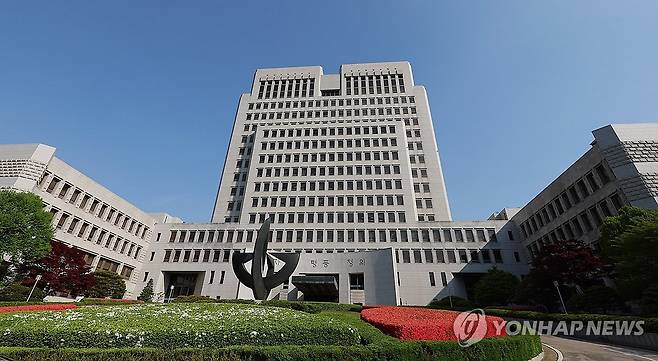 이재명 선거법 사건 대법 선고 D-1 (서울=연합뉴스) 김도훈 기자 = 더불어민주당 이재명 대선 후보의 공직선거법 사건에 대한 대법원 전원합의체 선고를 하루 앞둔 30일 서울 서초구 대법원 모습. 2025.4.30 superdoo82@yna.co.kr