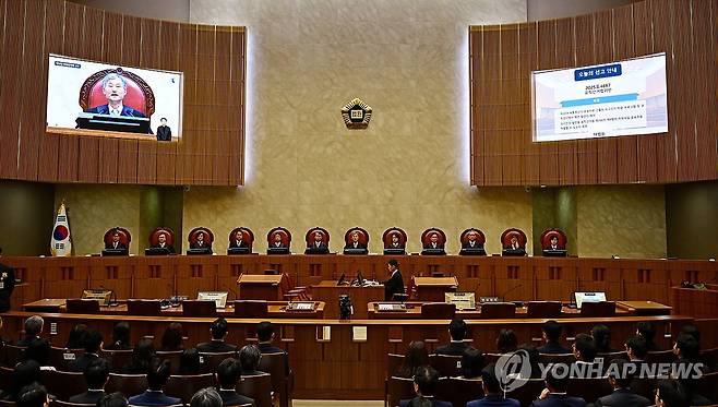 대법원, 민주당 이재명 후보 선거법 상고심 선고 (서울=연합뉴스) 조희대 대법원장을 비롯한 대법관들이 1일 서울 서초구 대법원에서 더불어민주당 이재명 대선 후보의 공직선거법 위반 사건 상고심 선고를 위해 참석해 있다. 2025.5.1 [사진공동취재단] photo@yna.co.kr