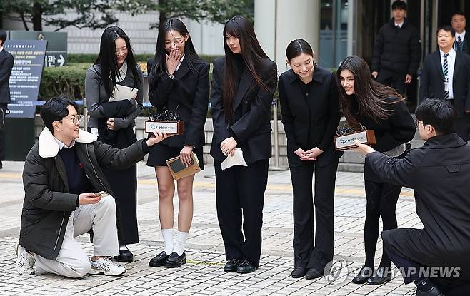 '어도어 활동금지 가처분' 법정출석 마친 뉴진스(NJZ) (서울=연합뉴스) 김인철 기자 = 걸그룹 뉴진스(NJZ)가 지난 3월 7일 서울 서초구 서울중앙지방법원에서 열린 '기획사 지위보전 및 광고계약 체결 등 금지' 가처분 신청의 심문기일을 마친 뒤 법원 청사를 나서며 취재진 질문에 답하고 있다.
    왼쪽부터 하니, 민지, 혜인, 해린, 다니엘. 2025.3.7 yatoya@yna.co.kr