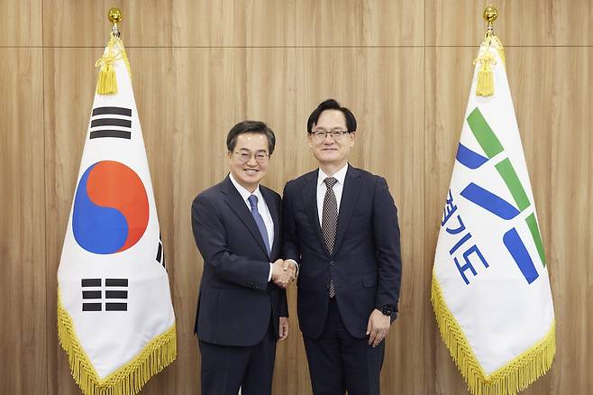 김동연 경기지사와 악수하는 강성천 신임 경기연구원장 [경기도 제공. 재판매 및 DB 금지]