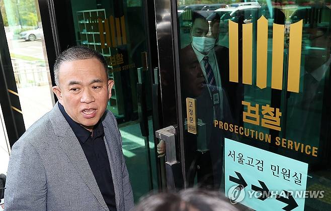 조사 위해 서울고검 향하는 명태균 씨 (서울=연합뉴스) 김성민 기자 = '정치 브로커' 명태균 씨가 30일 윤석열 전 대통령 부부와 구(舊)여권 정치인 다수가 연루된 공천 개입·여론조사 의혹 관련 조사를 받기 위해 서울 서초구 서울고등검찰청으로 향하고 있다. 2025.4.30 ksm7976@yna.co.kr