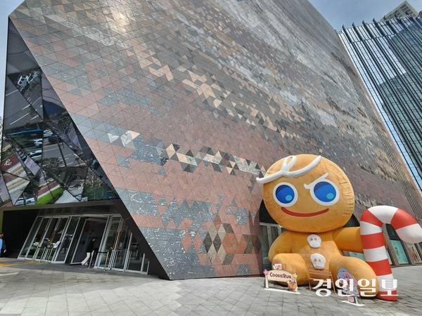 갤러리아백화점 광교점 외부광장에 글로벌 인기게임 IP ‘쿠키런’ 캐릭터 조형물이 설치돼 있다. 2025.5.2 /윤혜경기자 hyegyung@kyeongin.com