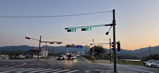 양평군은 시야 확보가 어려운 기상 상황에서도 운전자가 신호를 명확히 인지할 수 있도록 차량 신호등 보조 장치를 설치했다. 사진=양평군
