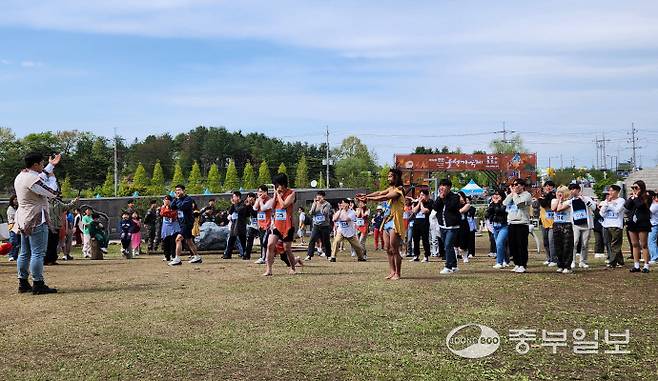 2일 오후 연천 구석기 축제에서 진행된 '전곡리안 서바이벌'에 참가한 참가자들이 사회자의 주문에 맞춰 꽃을 표현하고 있다. 이석중기자