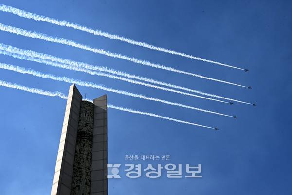 2일 울산대공원 현충탑에서 열린 울산 출신 고 김도현 중령 순국 19주기 추모식에서 대한민국 공군 블랙이글스의 추모비행이 펼쳐지고 있다. 고 김도현 중령은 블랙이글스의 멤버로 지난 2006년 5월 5일 어린이날 행사 비행중 순국했다. 김경우기자 woo@ksilbo.co.kr