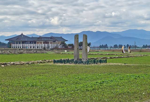 경주 월성의 동쪽, 용궁의 남쪽에 있는 황룡사지는 삼국시대 신라 제일의 중심 가람이었던 황룡사의 사찰터다. 황룡사는 진흥왕에서 선덕여왕까지 신라의 최전성기 약 100년의 시간 동안 만들어진 사찰이였다. 김진홍 기자 solmin@idaegu.com