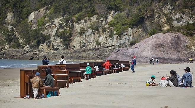 신안군 자은도 피아노섬에서 열린 '2025 피아노섬 축제'를 찾은 가족단위 방문객들이 해변에서 여유럽게 축제를 만끽하고 있다. / 사진=신안군&nbsp;