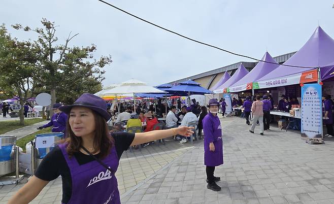 신안군 자은도 피아노섬에서 열린 '2025 피아노섬 축제'에서 자은도의 각종 해산물과 농산물로 주민들이 만든 건강한 먹거리 장터도 열렸다. 신안군 1004섬은 반월도와 박지도를 연결한 퍼플섬(라벤터, 버들 마평초, 아스타 등 사계절 보라색섬) 컬러마케팅에도 공을 들이고 있다. 섬에 색을 입히는 지역마케팅이다. 보라색 모자와 보라색 앞치마를 한 지역주민들이 건강한 섬마을 밥상으로 축제 참가자들의 입맛을 돋웠다. ⓒ제주의소리 김봉현 선임기자