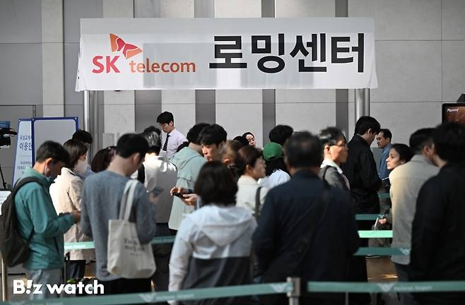 2일 오전 서울 인천국제공항 제1여객터미널 출국장에서 SK텔레콤 가입 여행객들이 SK텔레콤 로밍센터에서 유심 교체 서비스를 받기 위해 대기하고 있다./사진=이명근 기자 qwe123@