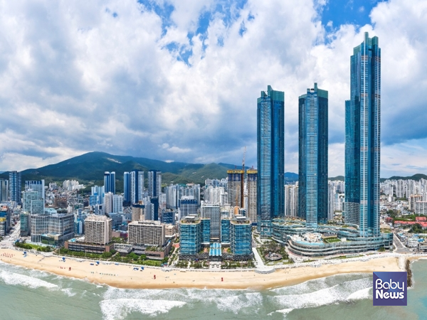 풀무원푸드앤컬처, 부산엑스더스카이 100층 전망대에서 '웃는 고양이 무슈샤' 특별전 개최. ⓒ풀무원푸드앤컬처