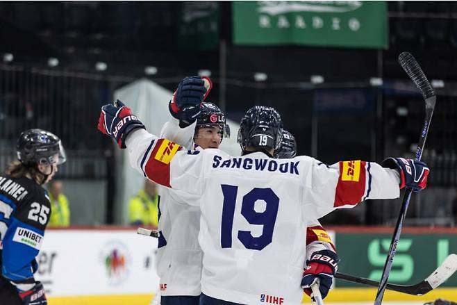 한국 대표팀 강윤석이 골을 성공시킨 뒤 팀동료들과 함께 기뻐하고 있다. 사진=IIHF