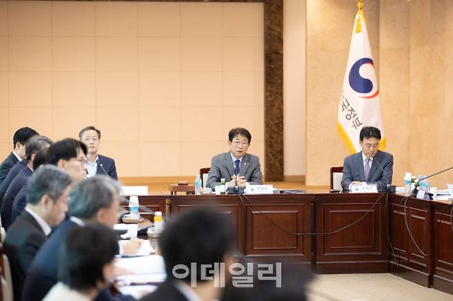 국토교통부는 2일 박상우 장관을 위원장으로 하는 국가공간정보위원회 회의를 열고 ‘2025년 국가공간정보 정책 시행계획’과 ‘디지털 트윈국토 플랫폼 고도화 방안’을 심의·의결했다 (사진=국토교통부)