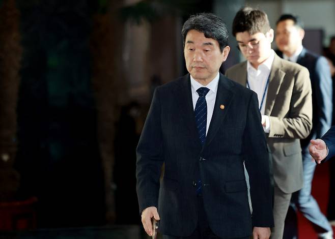 이주호 대통령 권한대행 부총리 겸 교육부 장관이 2일 정부서울청사로 출근하고 있다.(사진=연합뉴스)