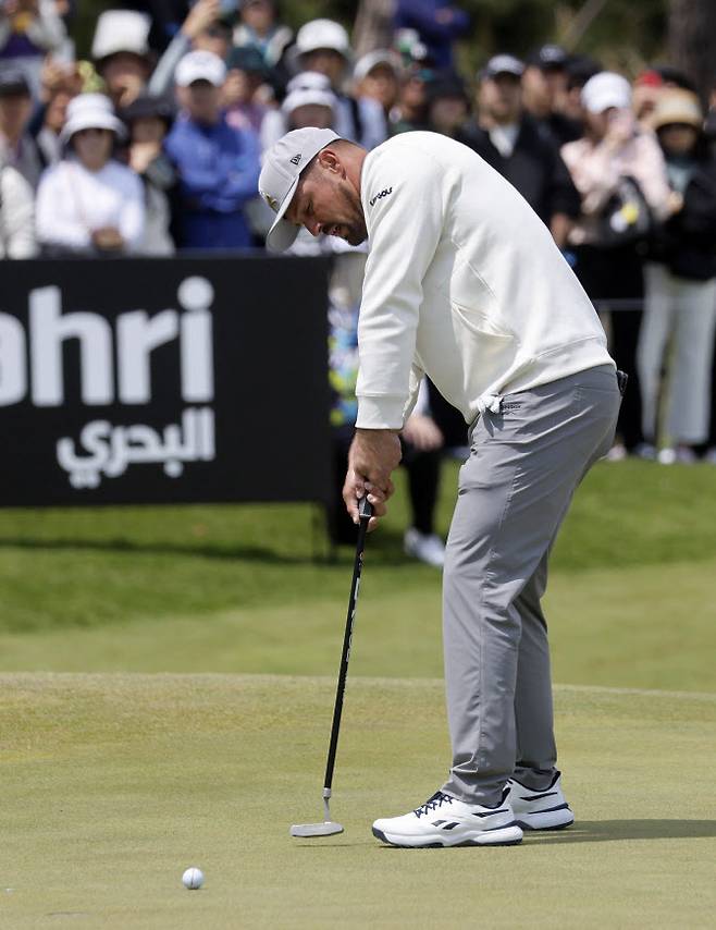 브라이슨 디섐보가 2일 인천 잭니클라우스 골프클럽 코리아에서 열린 LIV 골프 코리아 개막전에서 퍼트하고 있다. (사진=AFPBBNews)