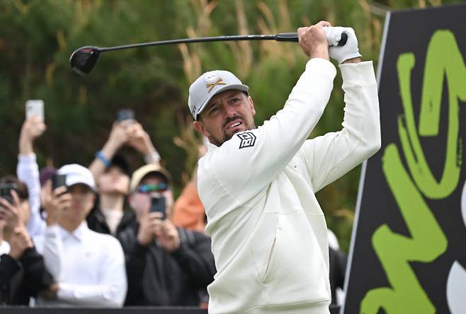 브라이슨 디섐보가 2일 인천 잭니클라우스 골프클럽에서 열린 LIV 골프 코리아 1라운드 11번홀에서 티샷을 하고 있다. (사진=AFPBBNews)