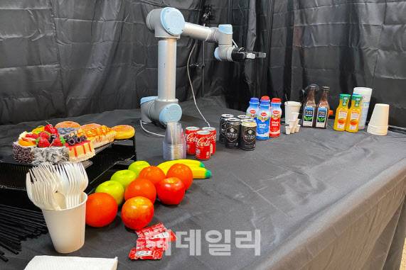 미국 매사추세츠 공대(MIT) 연구진이 새로운 연관성 프레임워크를 활용해 개발한 협동로봇 모습. 이 로봇 팔은 장면 내 객체를 식별하고 우선순위를 지정해 원활하고 지능적이며 안전한 방식으로 인간을 자율적으로 지원한다.(사진=MIT News)