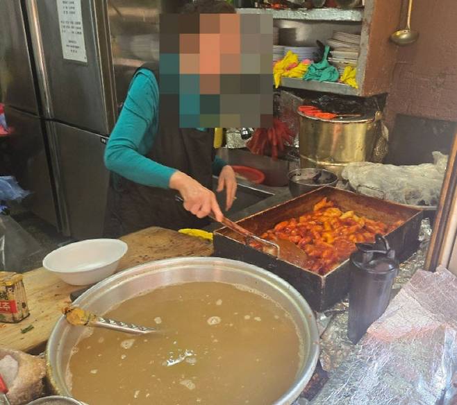 미국의 한 사업가가 한국 여행 중 가게 된 분식집에서 떡볶이와 담배를 물물교환했다는 사연이 전해졌다. (사진=엑스 캡처)