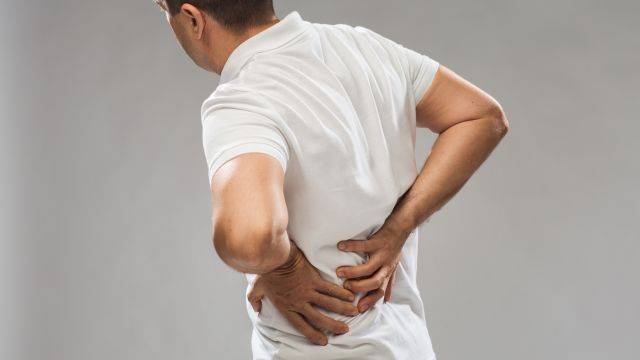 허리 통증은 약해진 코어 근육에서 시작되는 경우가 많다 | 출처: 클립아트코리아