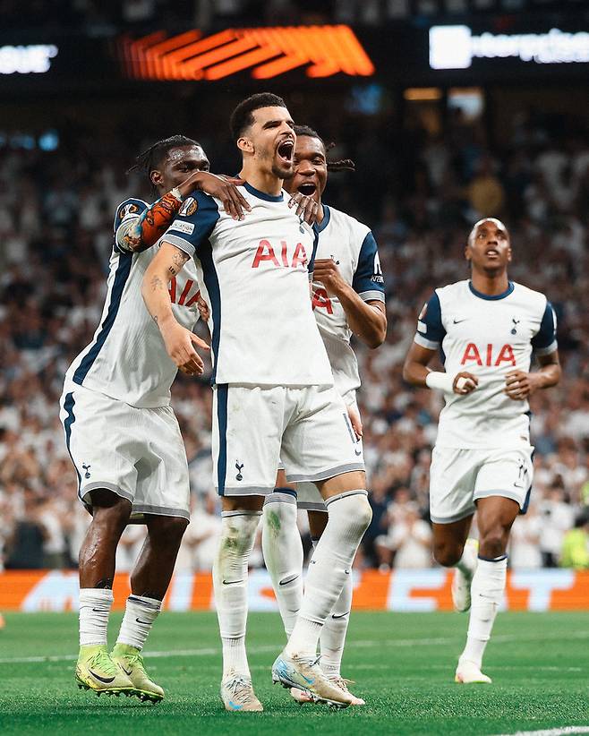 2일 보되/글림트와 경기에서 페널티킥으로 쐐기골을 넣은 뒤 세리모니를 하는 토트넘 홋스퍼의 도미닉 솔란케