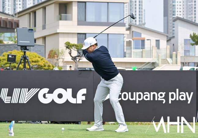 LIV 골프 코리아 1라운드가 2일 잭 니클라우스 골프클럽 코리아에서 개막했다. 장유빈의 티샷 모습.