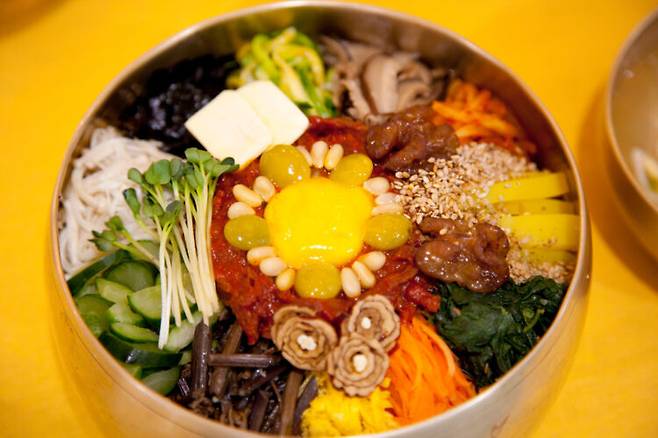 여러 채소와 육류 등이 들어가는 비빔밥은 필수 영양소를 제공하는 건강 음식으로 꼽힌다. [사진=클립아트코리아]