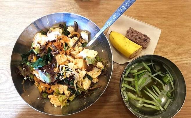 사찰에서 제공한 식사에 두부를 추가해 단백질을 보충한 상차림. [사진=장준홍 제공]