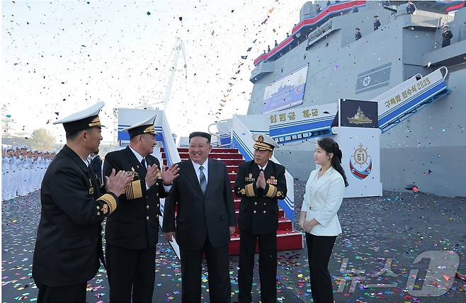 (평양 노동신문=뉴스1) = 5000t급 신형 구축함 '최현호' 진수식에 등장한 김정은 당 총비서와 딸 주애의 모습 [국내에서만 사용가능. 재배포 금지. DB 금지. For Use Only in the Republic of Korea. Redistribution Prohibited] rodongphoto@news1.kr