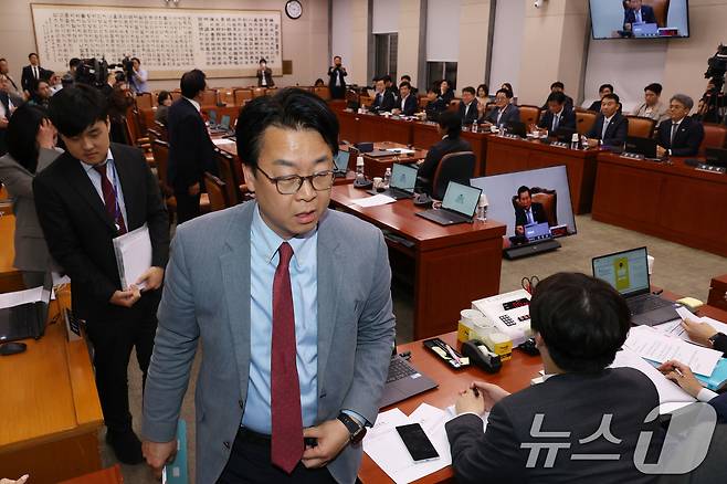 국민의힘 의원들이 1일 오후 서울 여의도 국회에서 열린 법제사법위원회 전체회의에서 최상목 경제부총리 겸 기획재정부장관 탄핵소추사건 조사결과보고서 채택의 건 의결에 반대하며 회의장을 나가고 있다. 2025.5.1/뉴스1 ⓒ News1 이광호 기자