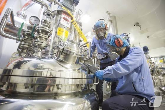 에스티팜 연구원들이 바이오리액터를 점검하고 있다.(에스티팜 제공)