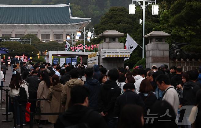1일 오후 서울 종로구 청와대에서 관람객들이 야간 개방 행사 '청와대 밤마실' 입장을 위해 대기하고 있다.  2025.5.1/뉴스1 ⓒ News1 김도우 기자