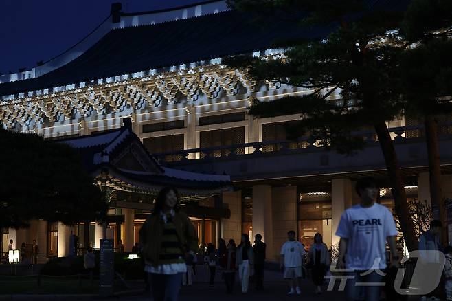 1일 오후 서울 종로구 청와대에서 관람객들이 경내를 살펴보고 있다. 2025.5.1/뉴스1 ⓒ News1 김도우 기자