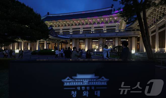 1일 오후 서울 종로구 청와대에서 관람객들이 경내를 살펴보고 있다. 2025.5.1/뉴스1 ⓒ News1 김도우 기자