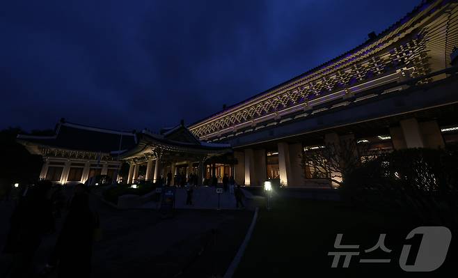 1일 오후 서울 종로구 청와대에서 관람객들이 경내를 살펴보고 있다.  2025.5.1/뉴스1 ⓒ News1 김도우 기자