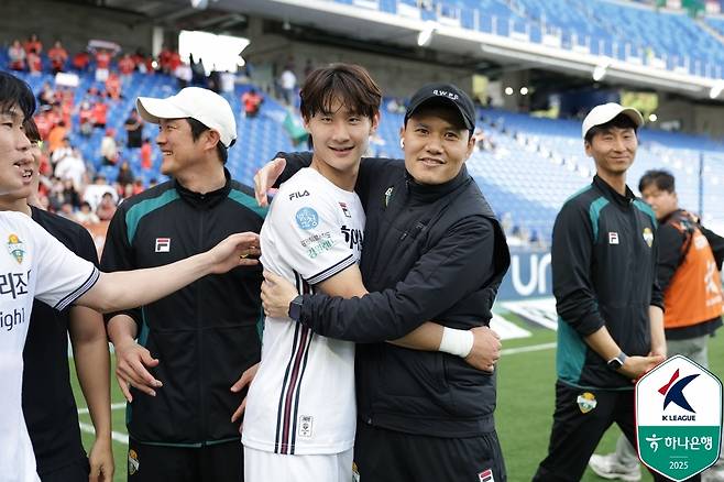 강원의 핵심 수비수로 자리잡은 신민하(가운데)(한국프로축구연맹 제공)