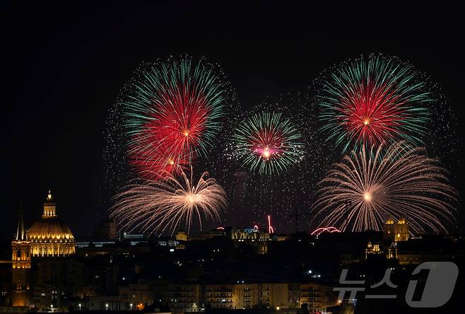 지난달 30일(현지시간) 몰타 발레타에서 열린 '몰타 국제 불꽃축제'에서 화려한 불꽅이 밤하늘을 수놓고 있다. ⓒ 로이터=뉴스1