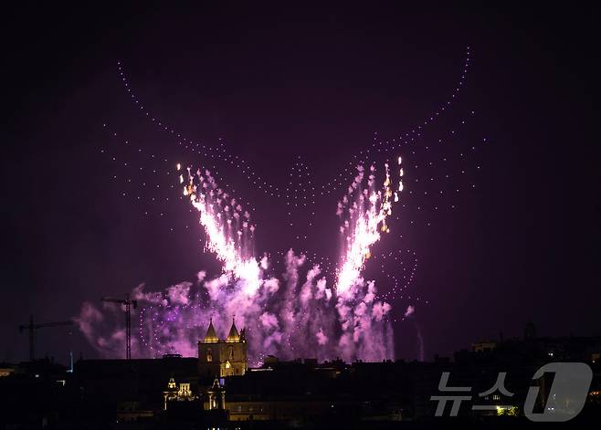 지난달 30일(현지시간) 몰타 발레타에서 열린 '몰타 국제 불꽃축제'에서 화려한 불꽅이 밤하늘을 수놓고 있다. ⓒ 로이터=뉴스1