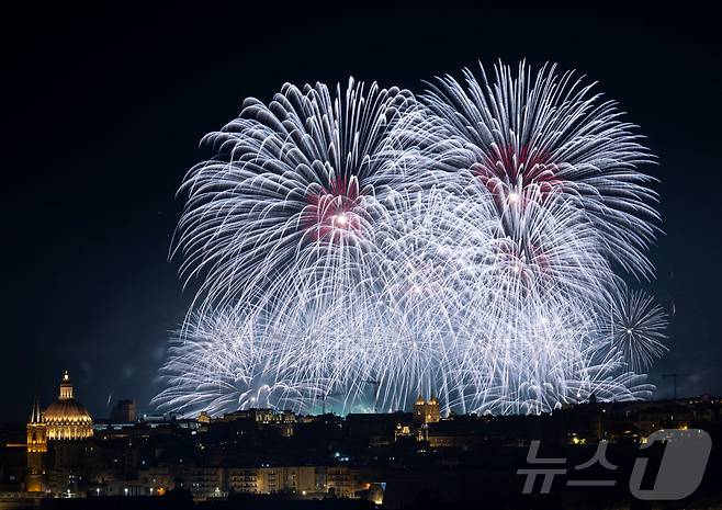지난달 30일(현지시간) 몰타 발레타에서 열린 '몰타 국제 불꽃축제'에서 화려한 불꽅이 밤하늘을 수놓고 있다. ⓒ 로이터=뉴스1